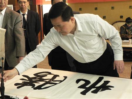 字画各人挥毫泼墨, 古板文化进必一运动