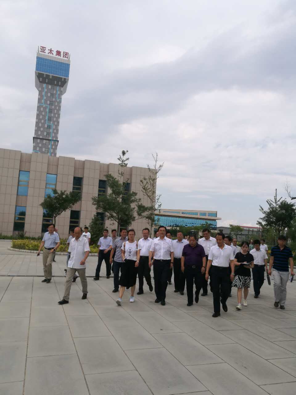 国务院第十八督查组一行旅行考察兰州新区必一运动伊士顿电梯厂