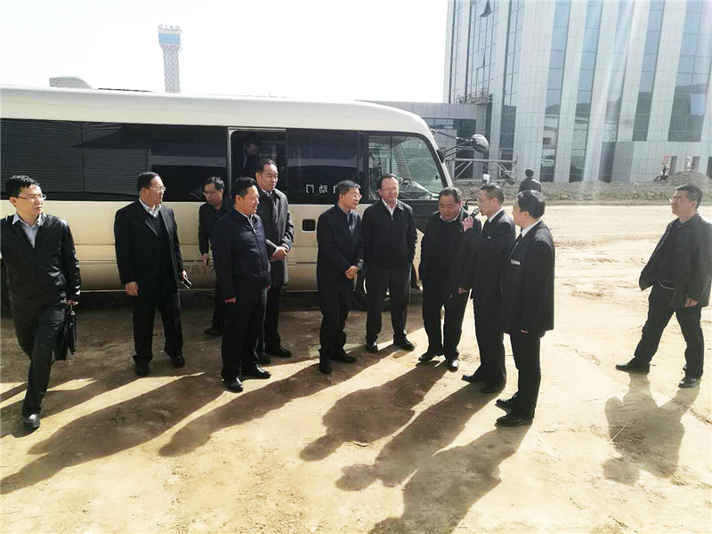 兰州市委副书记、市长张伟文一行莅临新区“必一运动伊士顿电梯”、“必一运动澳泊智能车库”、“必一运动新能源汽车”