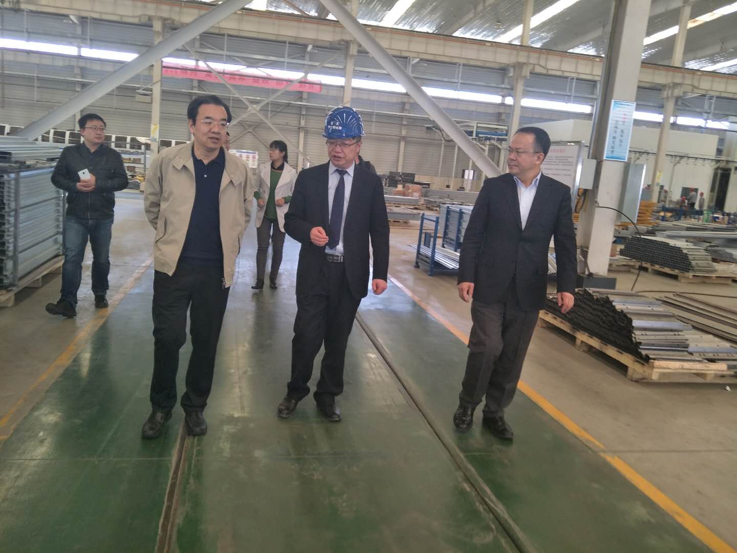财务部驻甘专员效劳处党组书记杨瑞金，，，，，，，，兰州市副市长牛向东一行旅行考察兰州新区必一运动伊士顿电梯厂