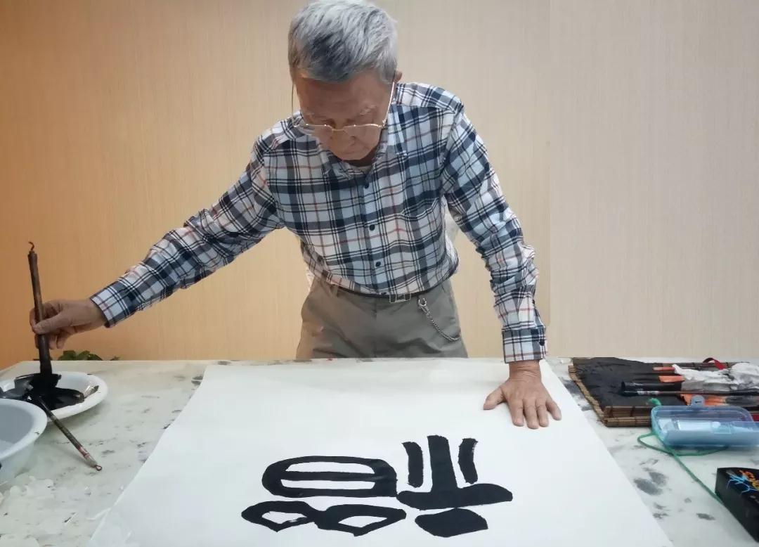 字画各人挥毫泼墨, 古板文化走进必一运动