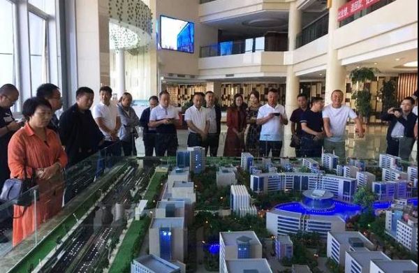 甘肃省五县区工商联会员企业家旅行考察新区“必一运动三厂”及“必一运动世贸广场”项目